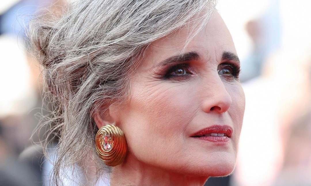 Cómo combatir la flacidez facial a los 60 años| L'Oréal Paris